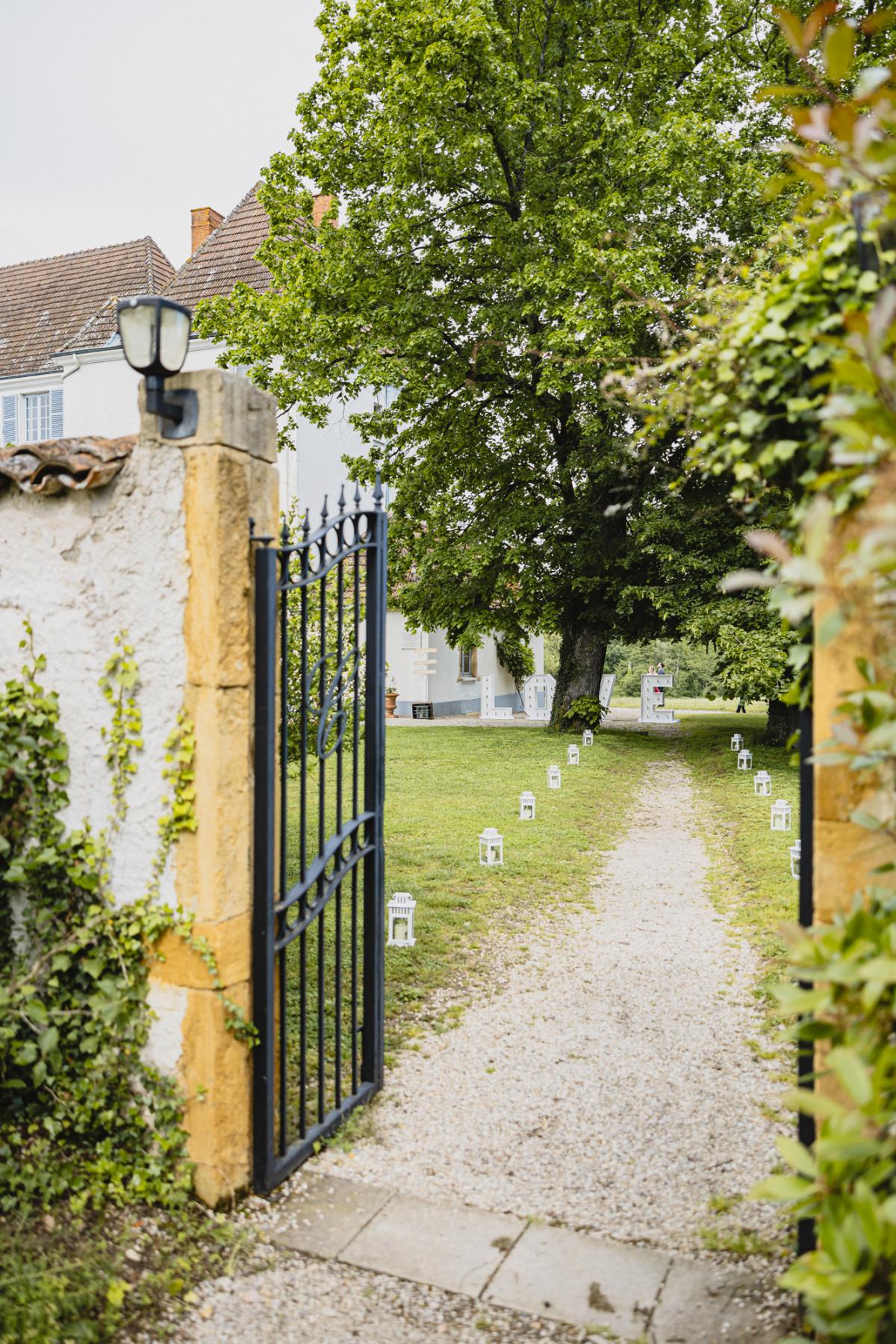 Entrée lanterne au Château de Matel